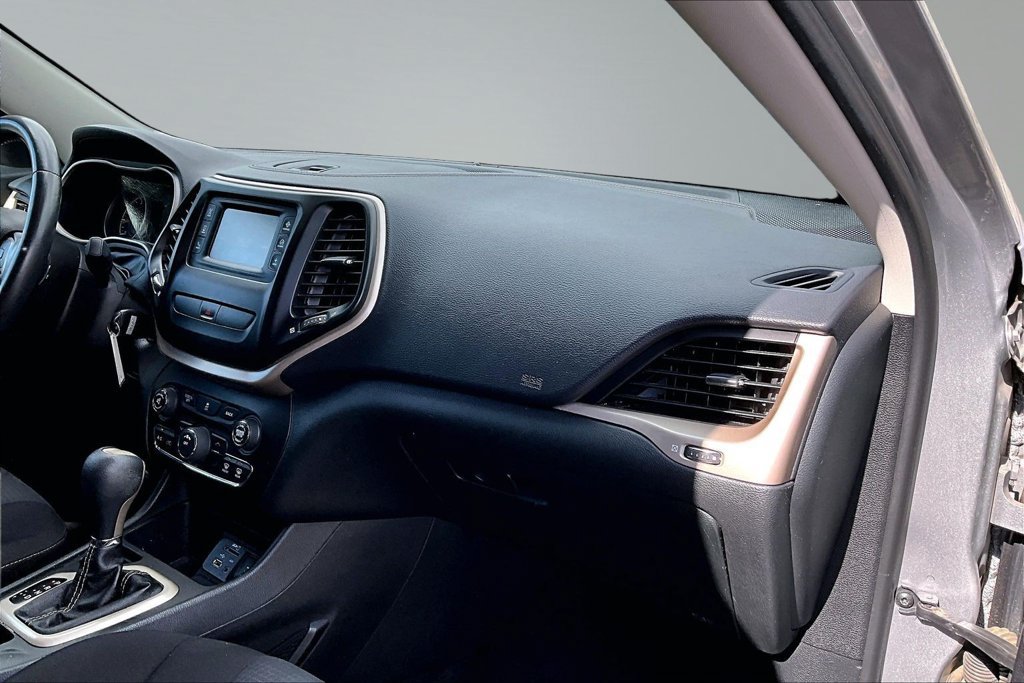 Used 2015 Jeep Cherokee Latitude FWD image 16