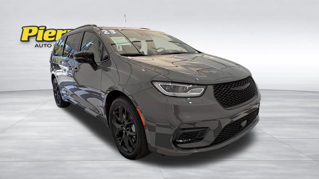 Used 2023 Chrysler Pacifica Limited w/ Uconnect Theater Family Group AWD/4WD image 8