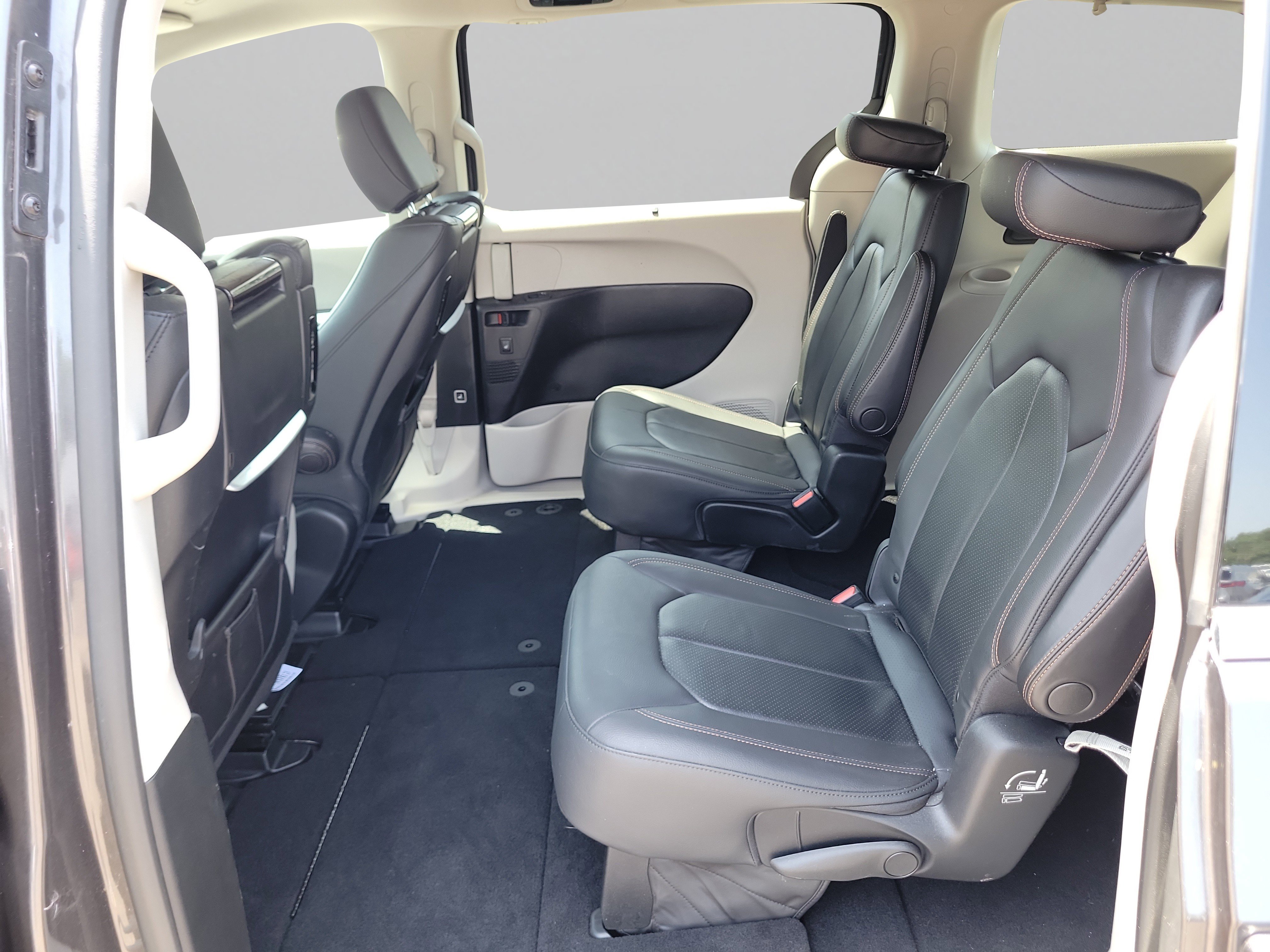 Used 2019 Chrysler Pacifica Touring-L Plus FWD image 9
