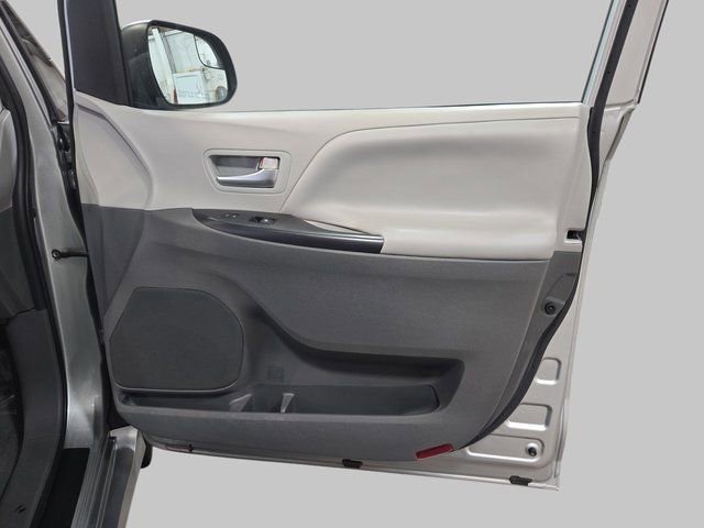 Used 2020 Toyota Sienna LE image 12
