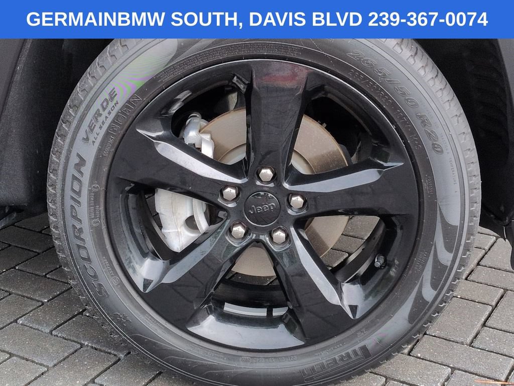 Used 2023 Jeep Grand Cherokee Limited w/ Black Appearance Package AWD/4WD image 12