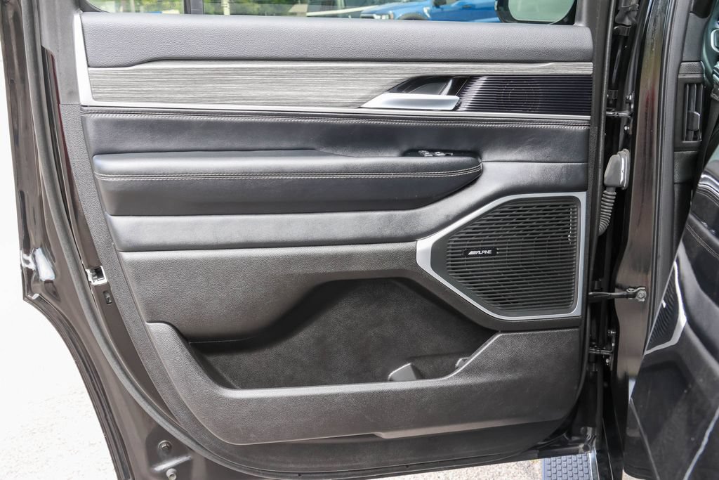 Used 2024 Jeep Wagoneer Series III AWD/4WD image 13
