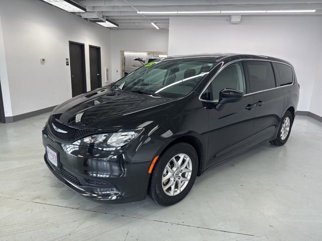 Used 2023 Chrysler Voyager LX image 4