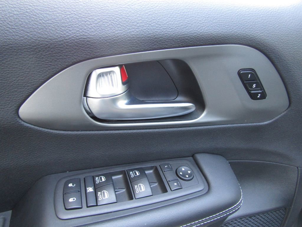 Used 2025 Chrysler Pacifica Select FWD image 25