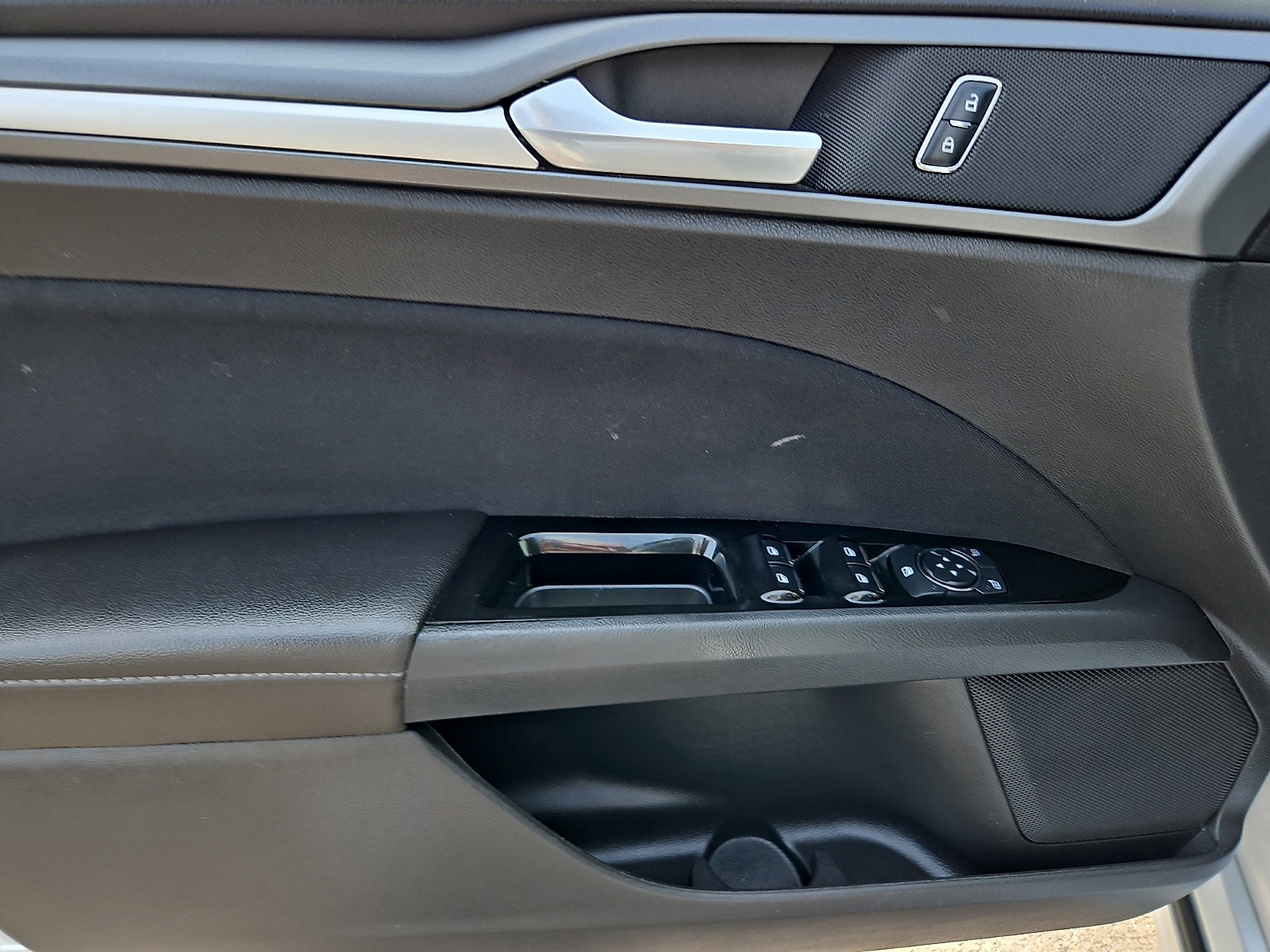 Used 2015 Ford Fusion SE image 12