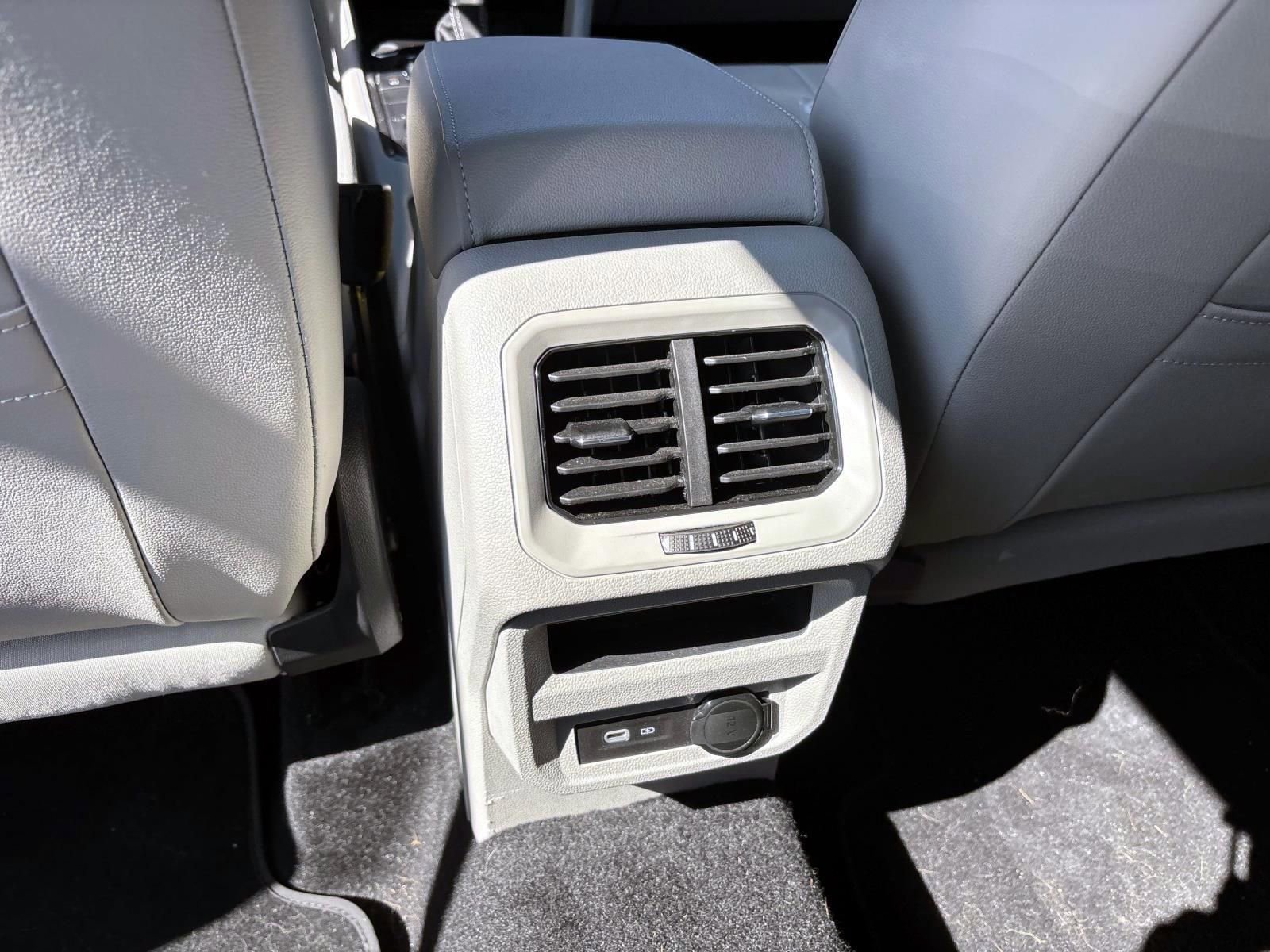 Used 2023 Volkswagen Tiguan SE R-Line image 32