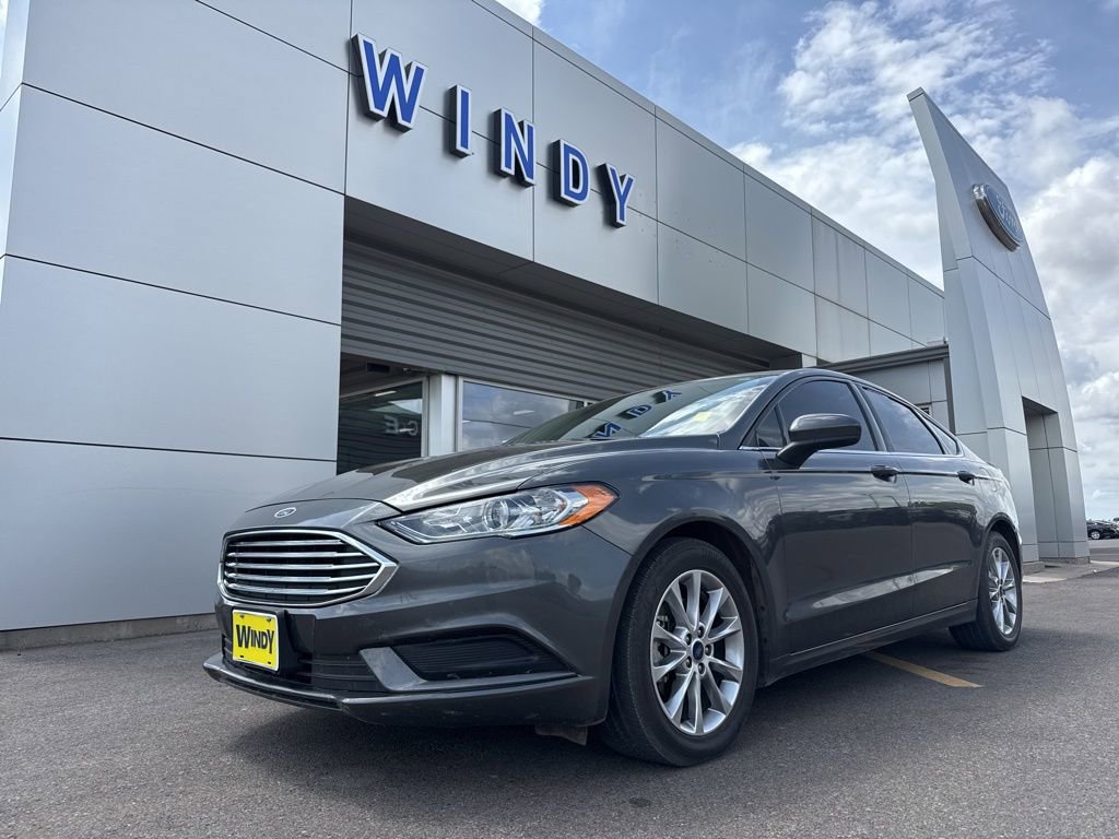 Used 2017 Ford Fusion SE w/ Fusion SE Technology Package FWD image 1