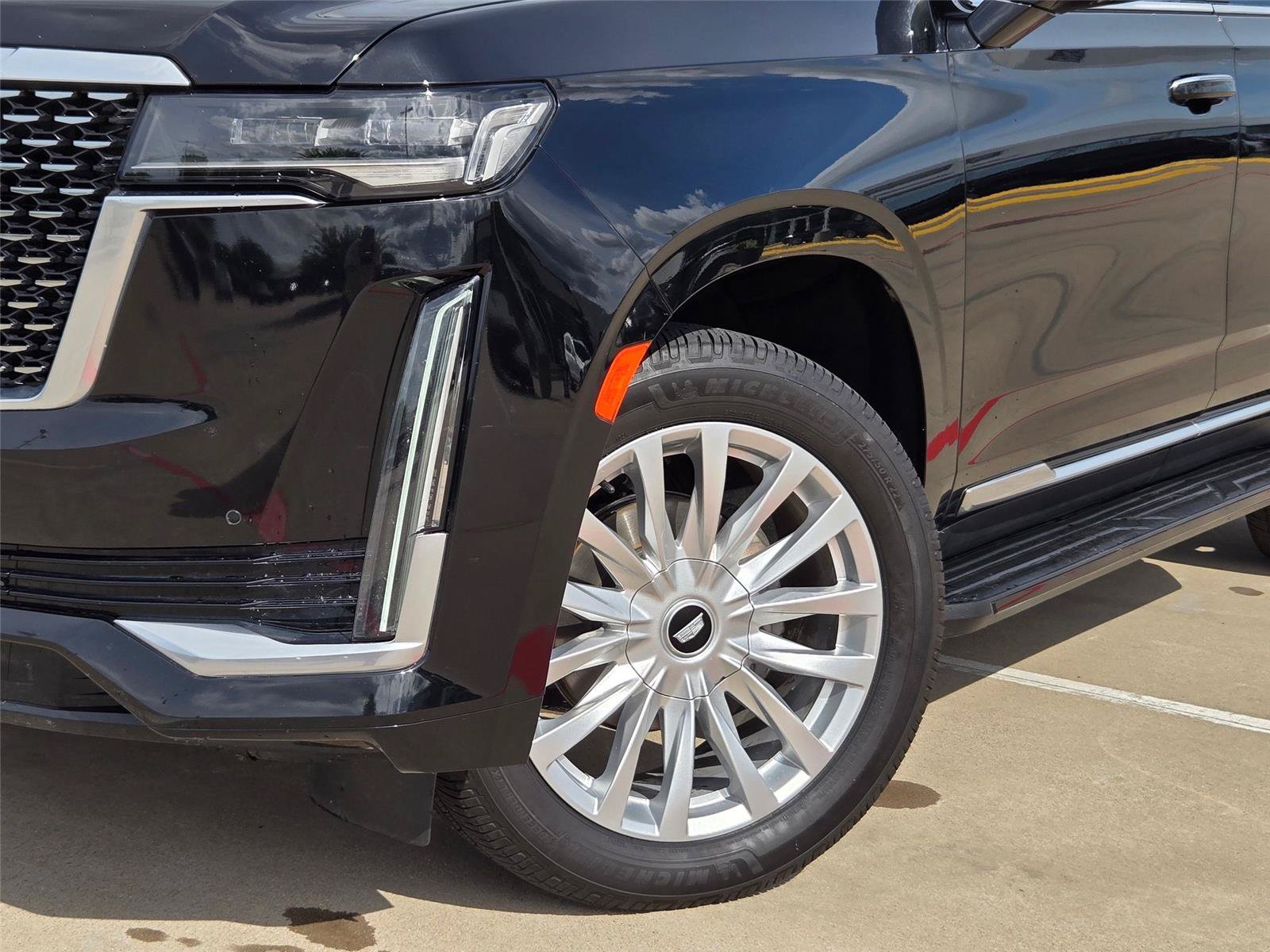 Used 2022 Cadillac Escalade Luxury AWD/4WD image 7