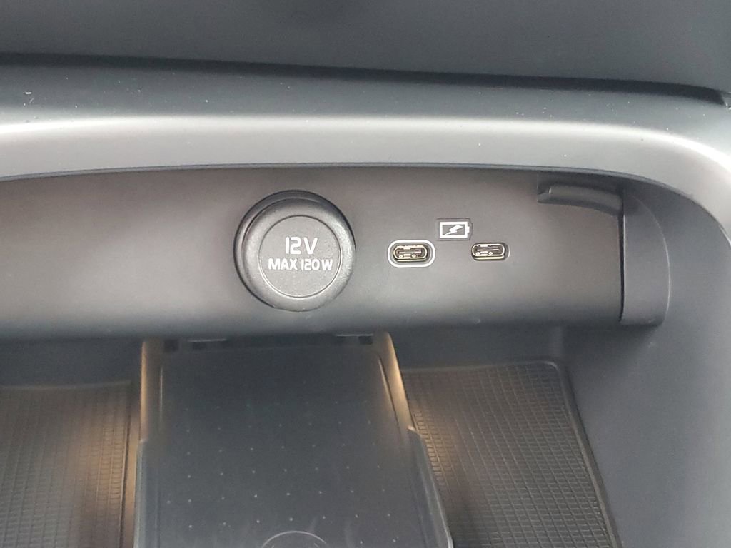 Certified 2026 Volvo XC40 B4 Plus w/ Protection Package Premier image 30