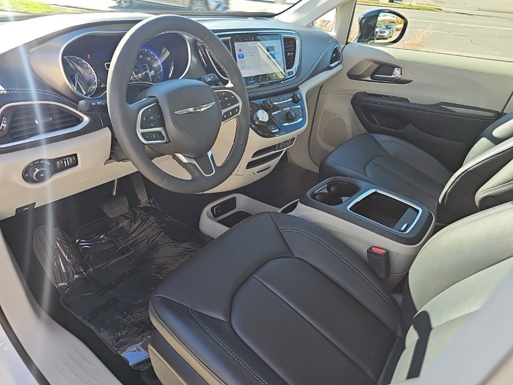 Certified 2024 Chrysler Pacifica Touring-L FWD image 18