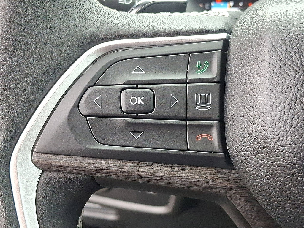 Used 2025 Jeep Grand Cherokee Limited w/ Black Appearance Package AWD/4WD image 23