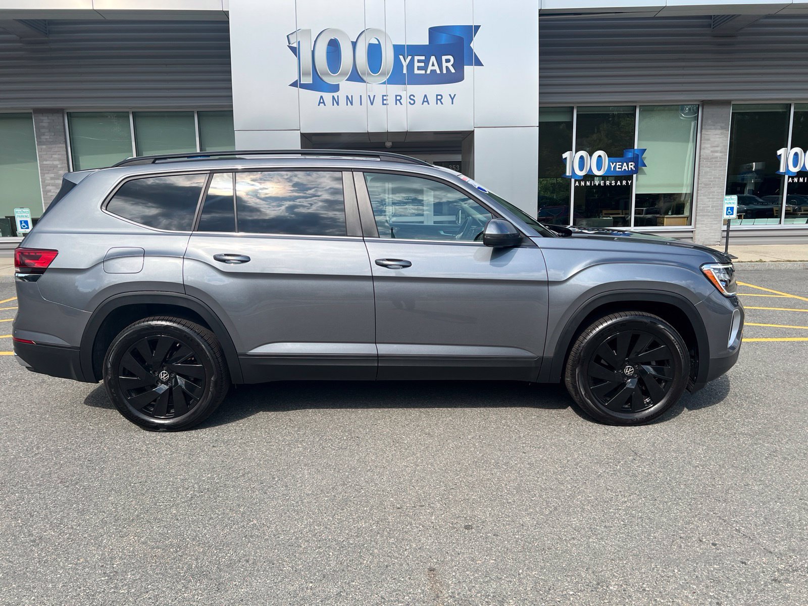 Used 2024 Volkswagen Atlas SE w/ Panoramic Sunroof Package AWD/4WD image 7