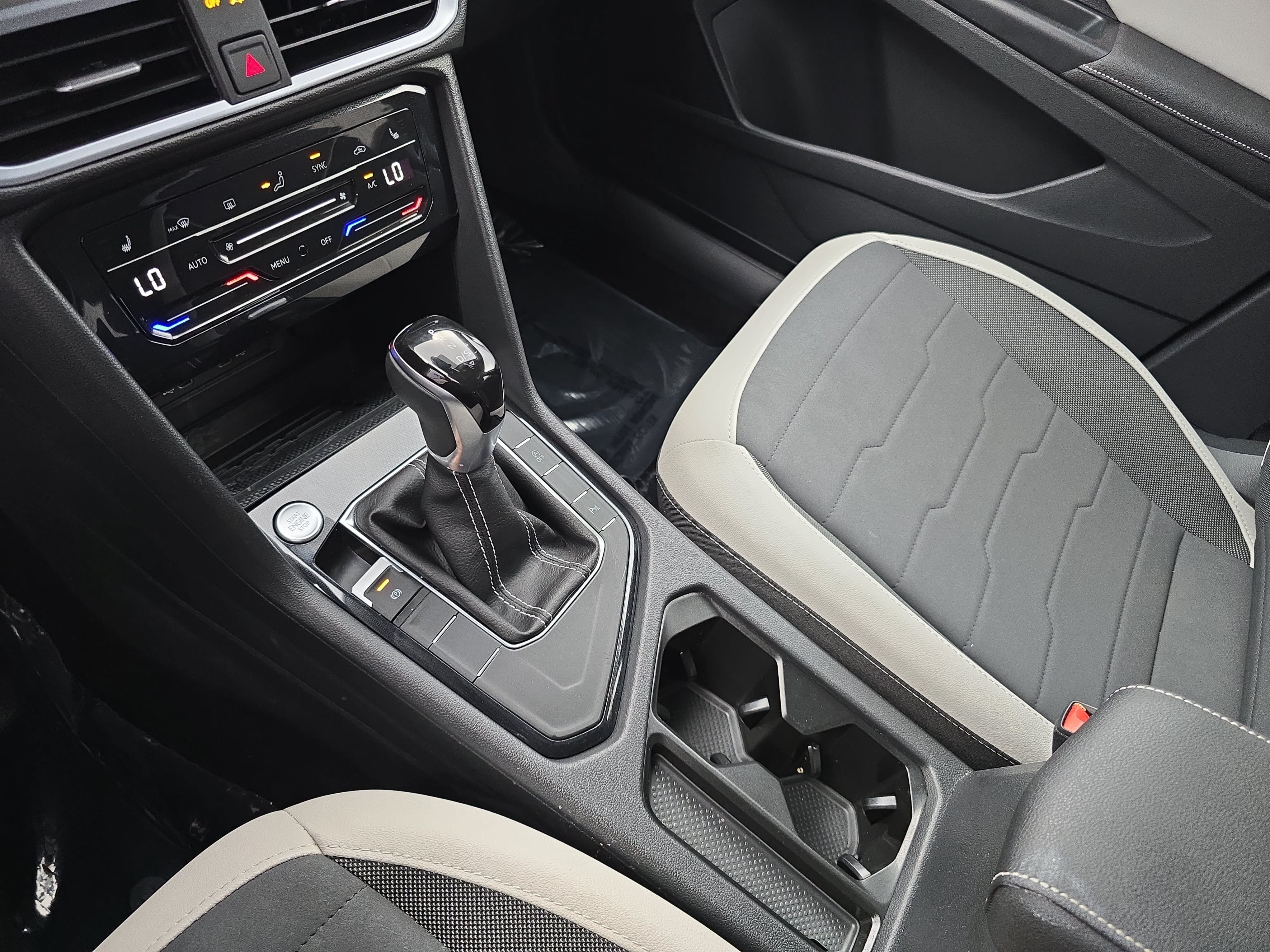 Certified 2025 Volkswagen Taos SE FWD image 24