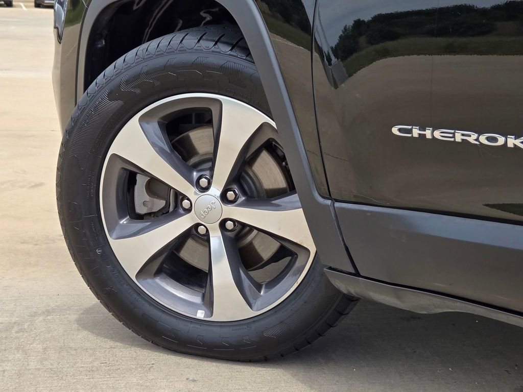 Used 2019 Jeep Cherokee Limited FWD image 30
