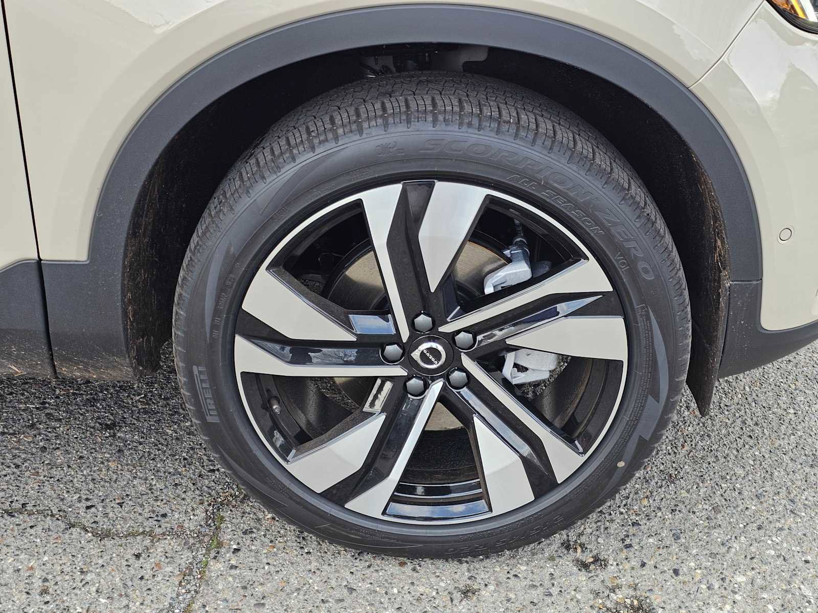 New 2025 Volvo XC40 B5 Ultra w/ Climate Package image 9