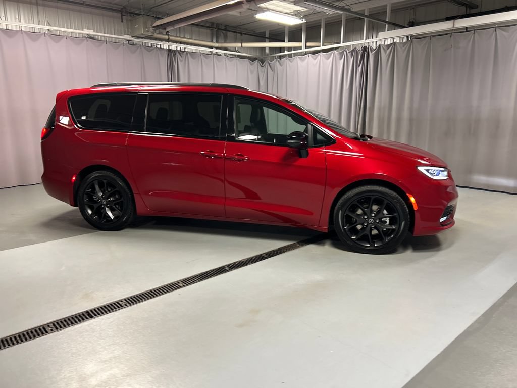 New 2026 Chrysler Pacifica Select w/ S Appearance Package FWD image 8