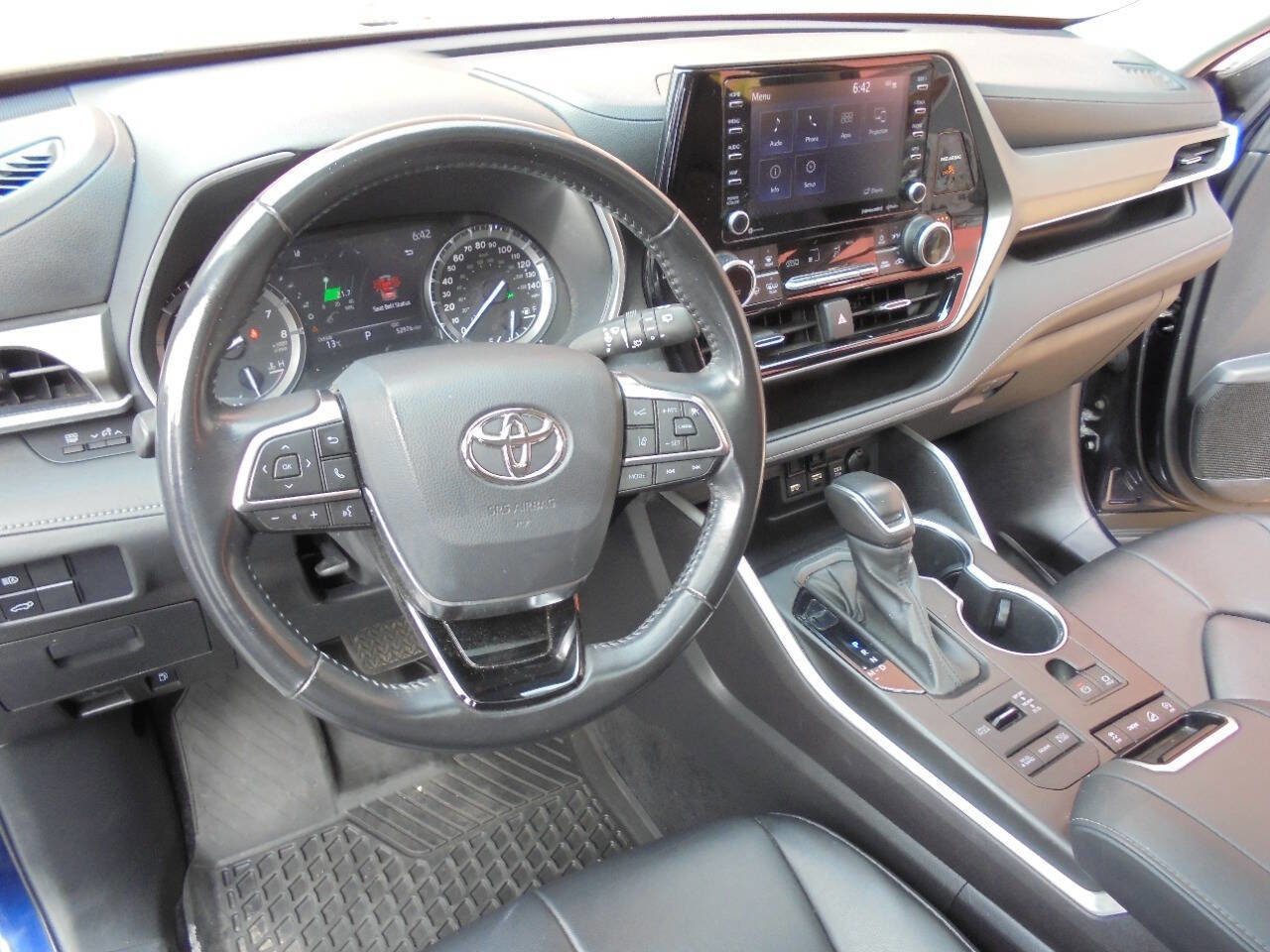 Used 2021 Toyota Highlander XLE AWD/4WD image 17