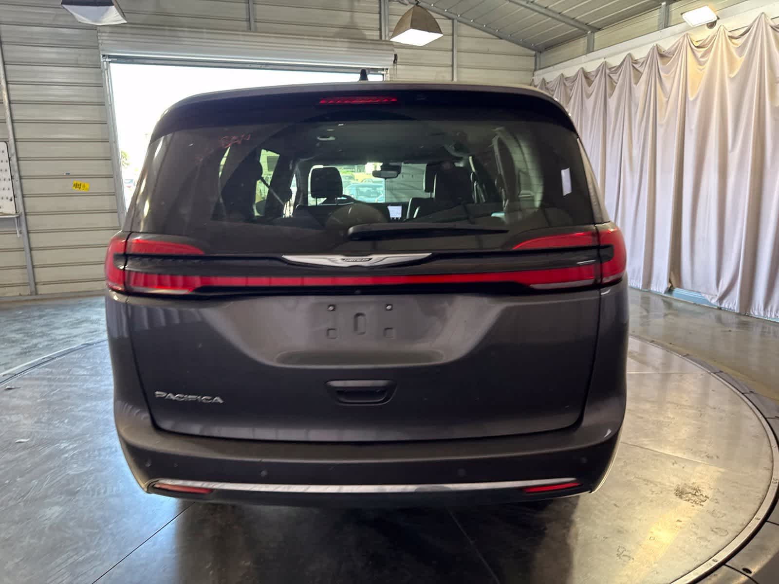 Used 2023 Chrysler Pacifica Touring-L FWD image 6
