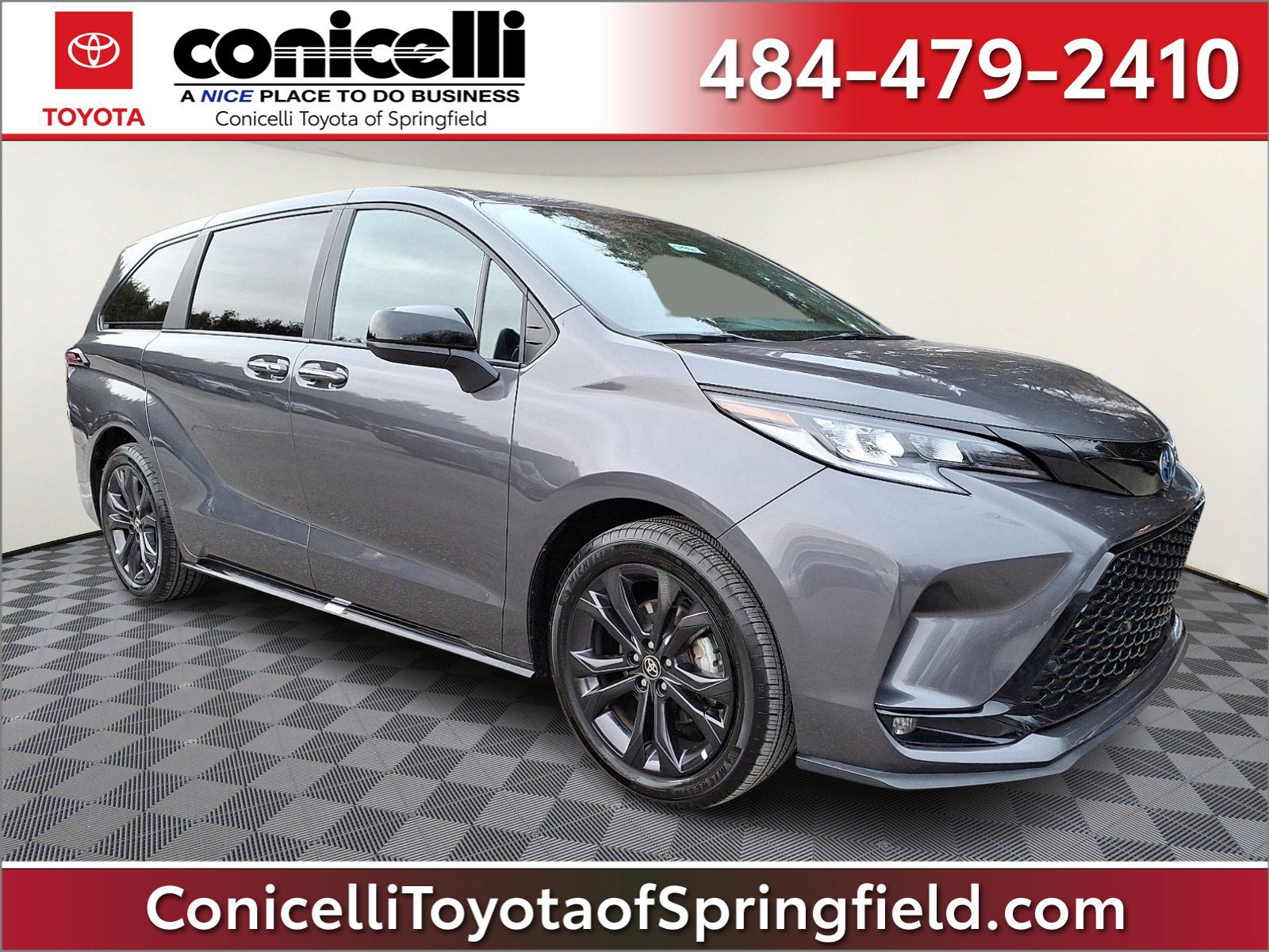 Used 2025 Toyota Sienna XSE FWD image 1