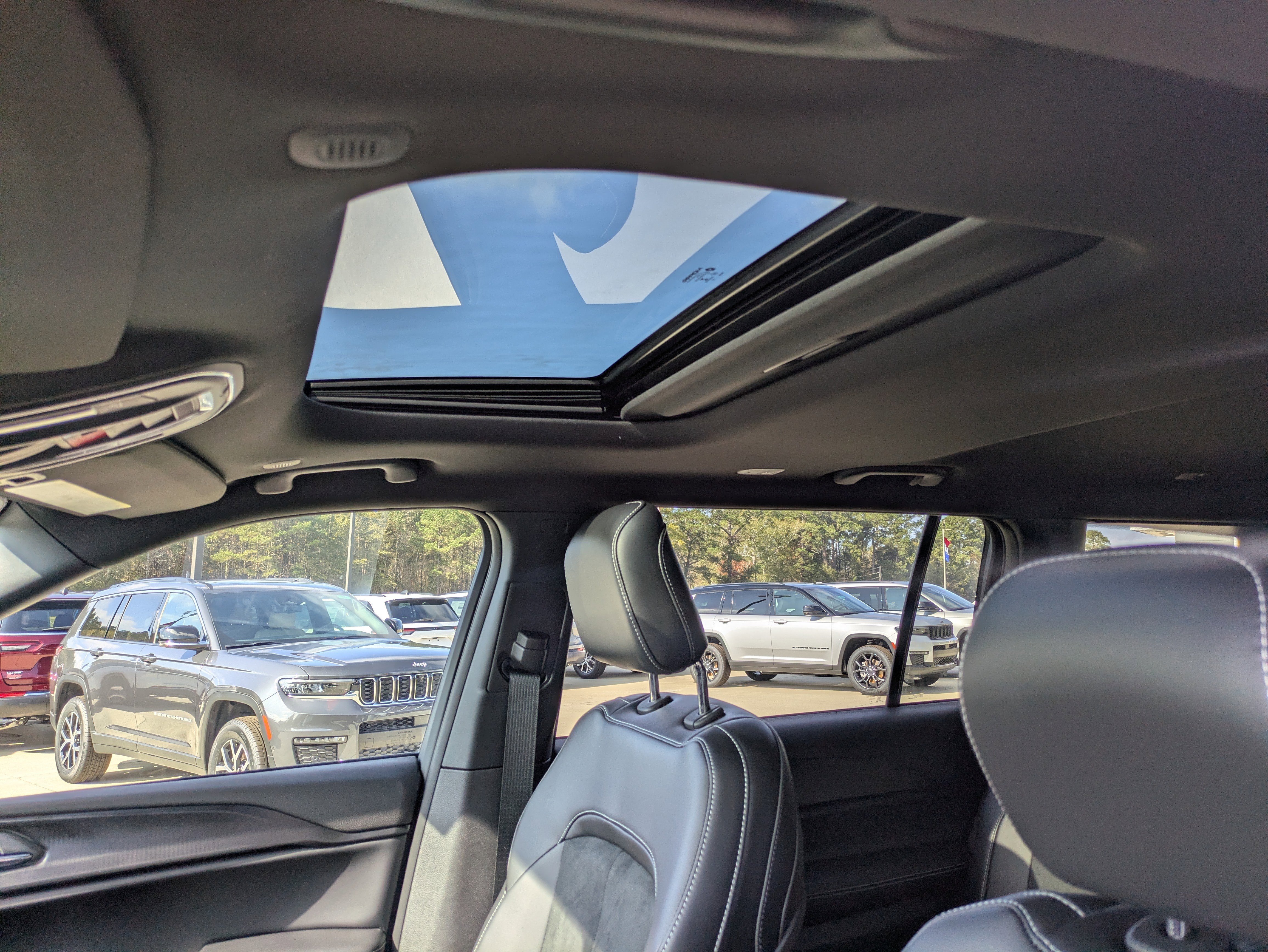 New 2025 Jeep Grand Cherokee L Altitude image 9