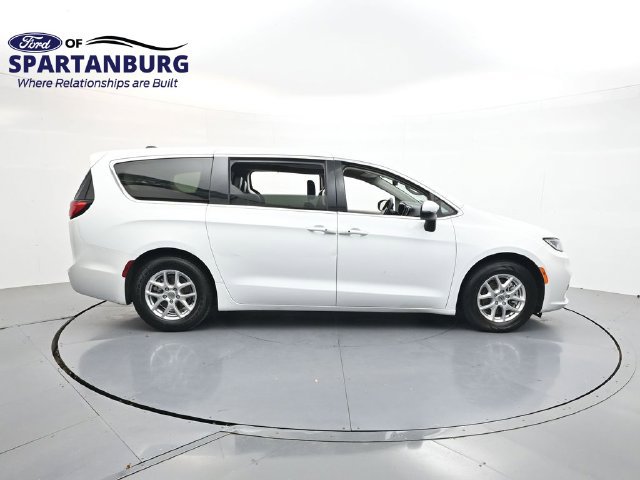 Used 2023 Chrysler Pacifica Touring-L FWD image 8