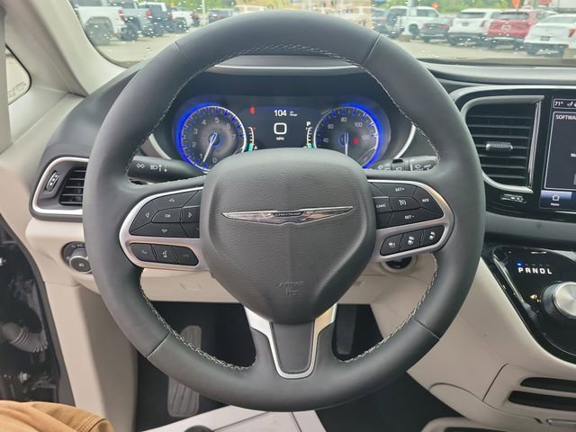 Used 2024 Chrysler Pacifica Touring-L FWD image 18