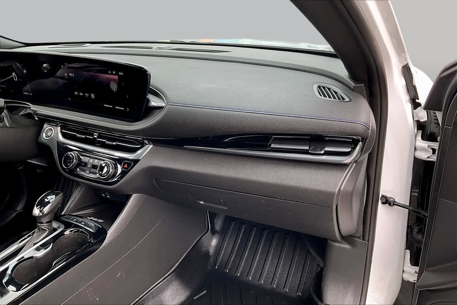 Used 2025 Buick Envista Sport Touring w/ Convenience I Package FWD image 18