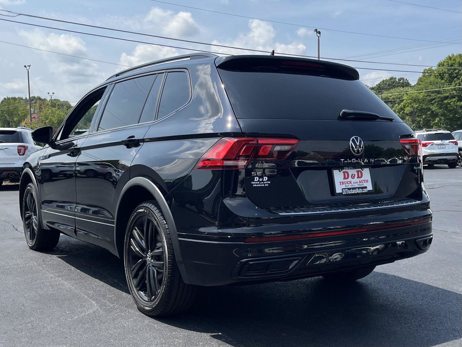 Used 2022 Volkswagen Tiguan SE R-Line AWD/4WD image 3