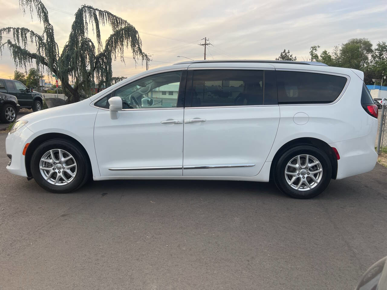 Used 2020 Chrysler Pacifica Touring-L image 4