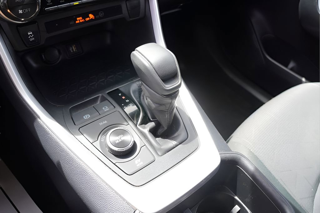 Used 2025 Toyota RAV4 XLE image 28