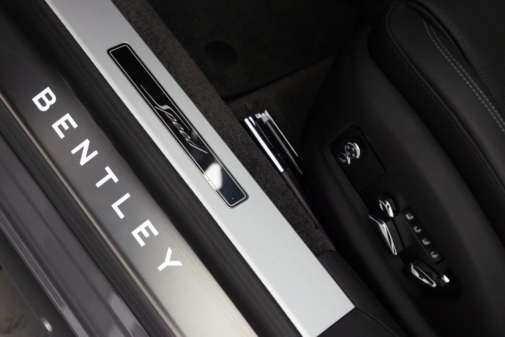 Used 2025 Bentley Flying Spur Plug-In Hybrid image 31