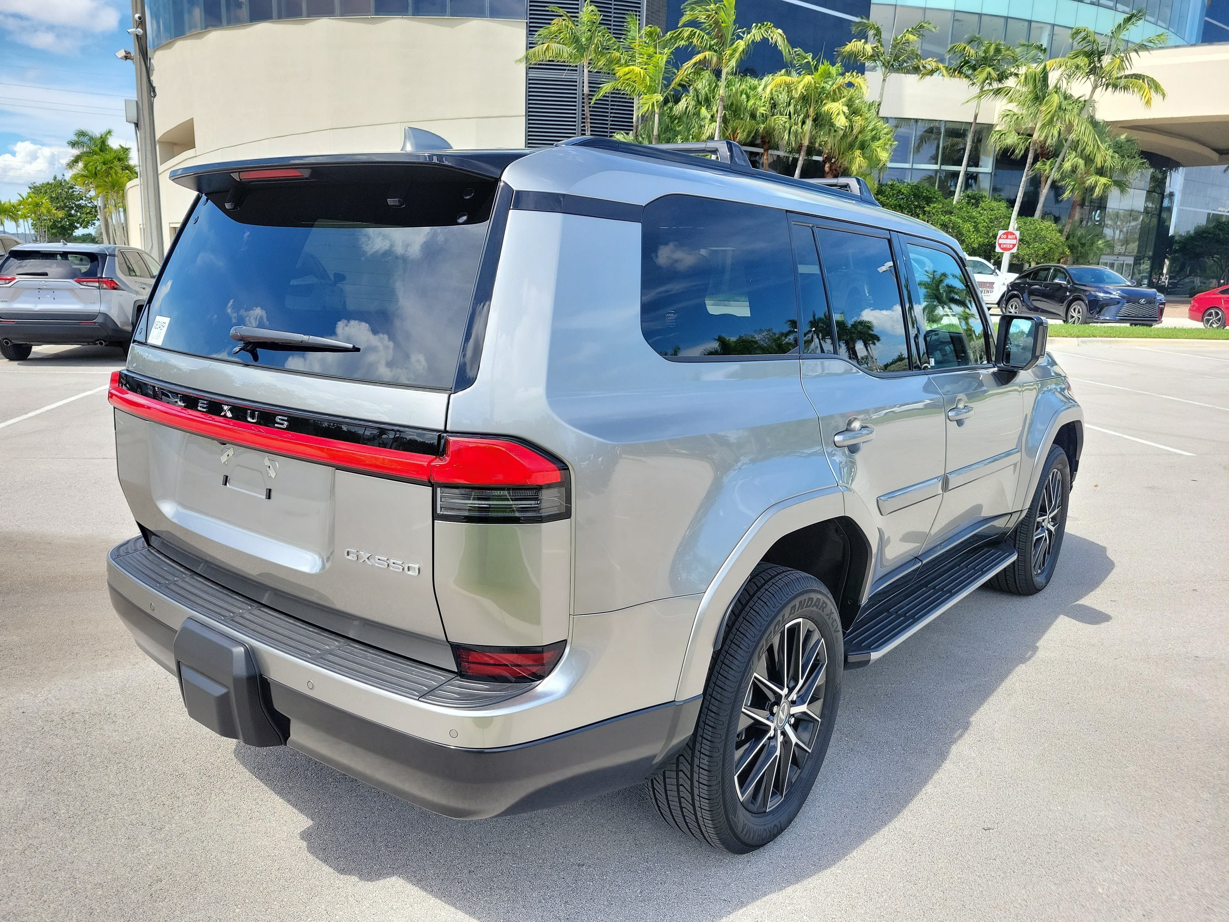 Used 2025 Lexus GX 550 w/ Accessory Package (2T) AWD/4WD image 8