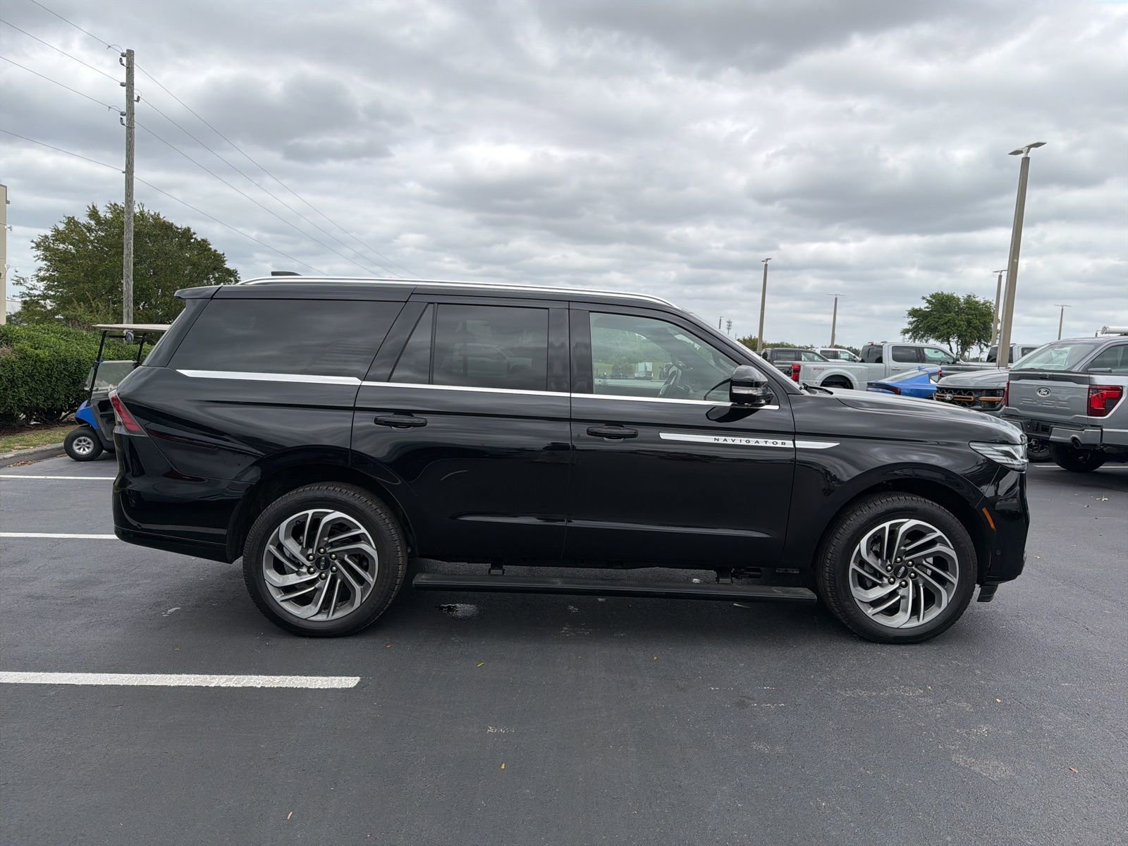 Used 2025 Lincoln Navigator Reserve AWD/4WD image 3