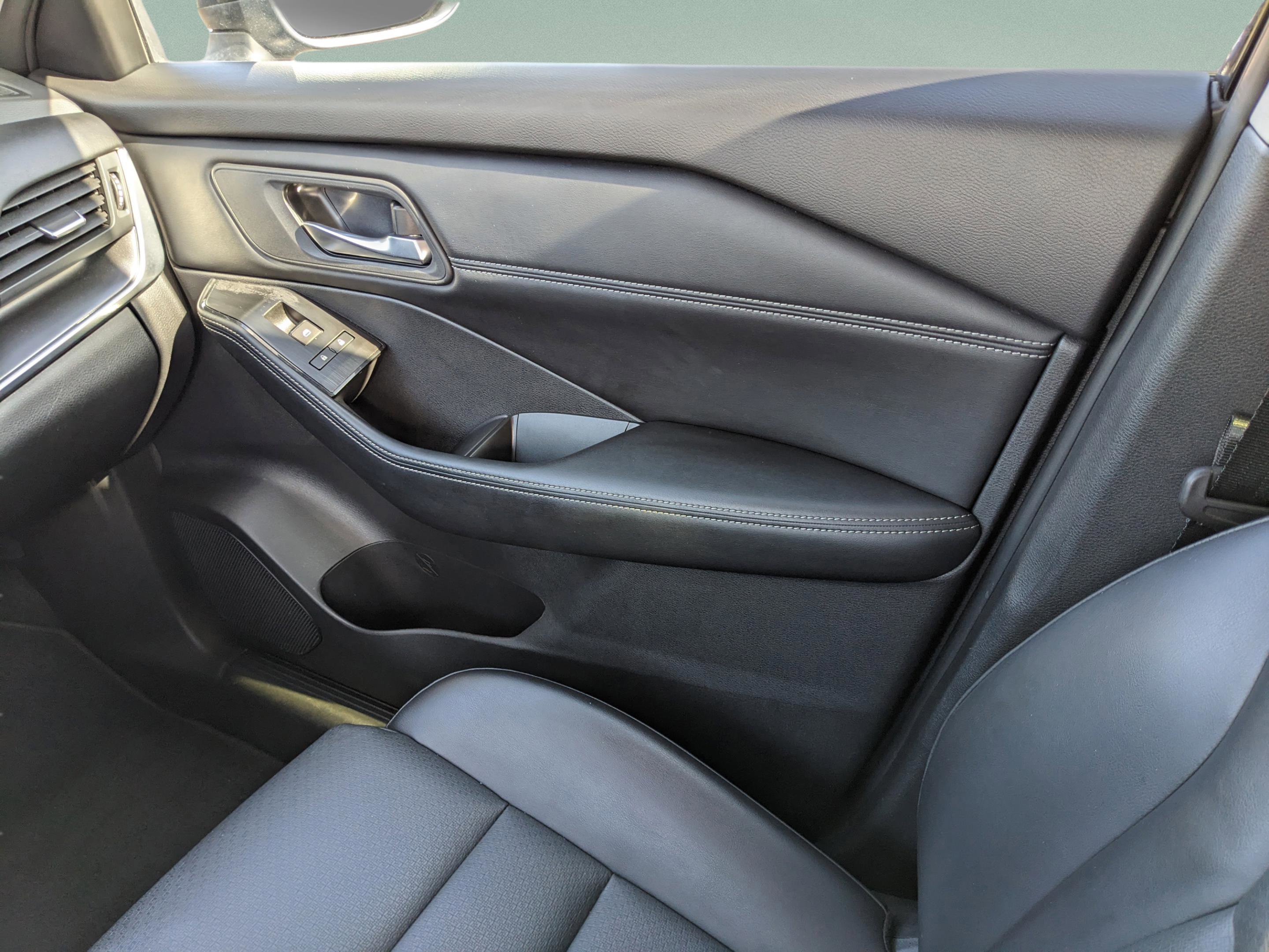 Used 2024 Nissan Rogue SV w/ SV Premium Package image 14