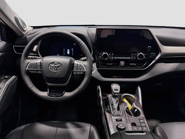 Certified 2026 Toyota Highlander Limited AWD/4WD image 19