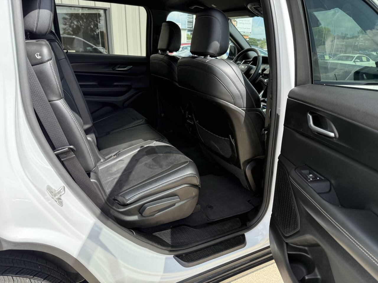 Used 2024 Jeep Grand Cherokee L Laredo image 13