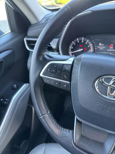 Used 2022 Toyota Highlander XLE AWD/4WD image 24