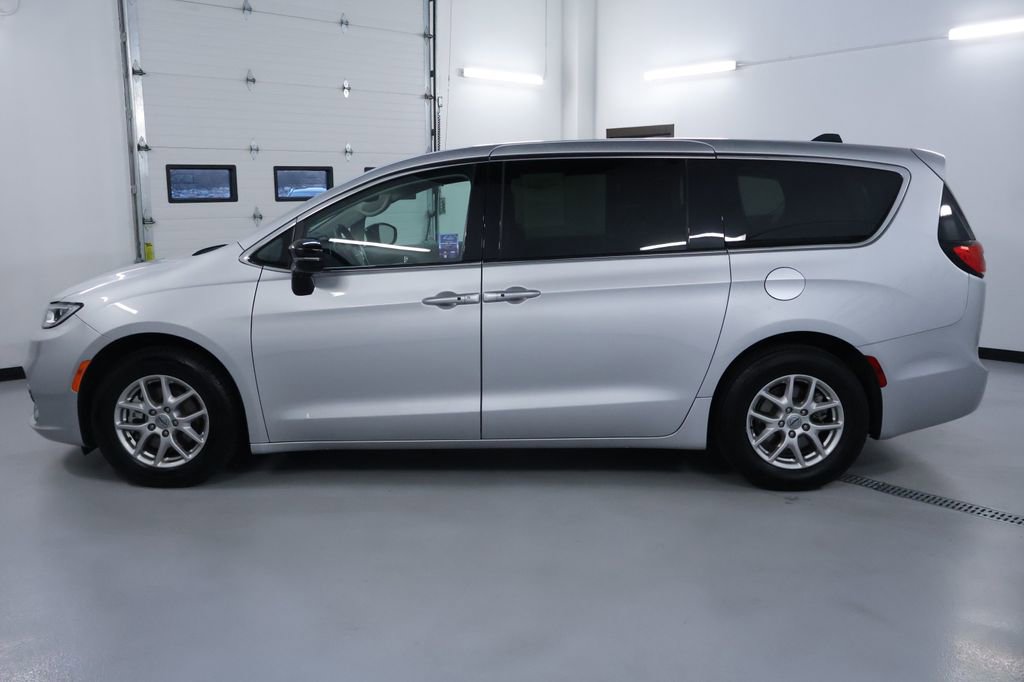 Used 2024 Chrysler Pacifica Touring-L image 4