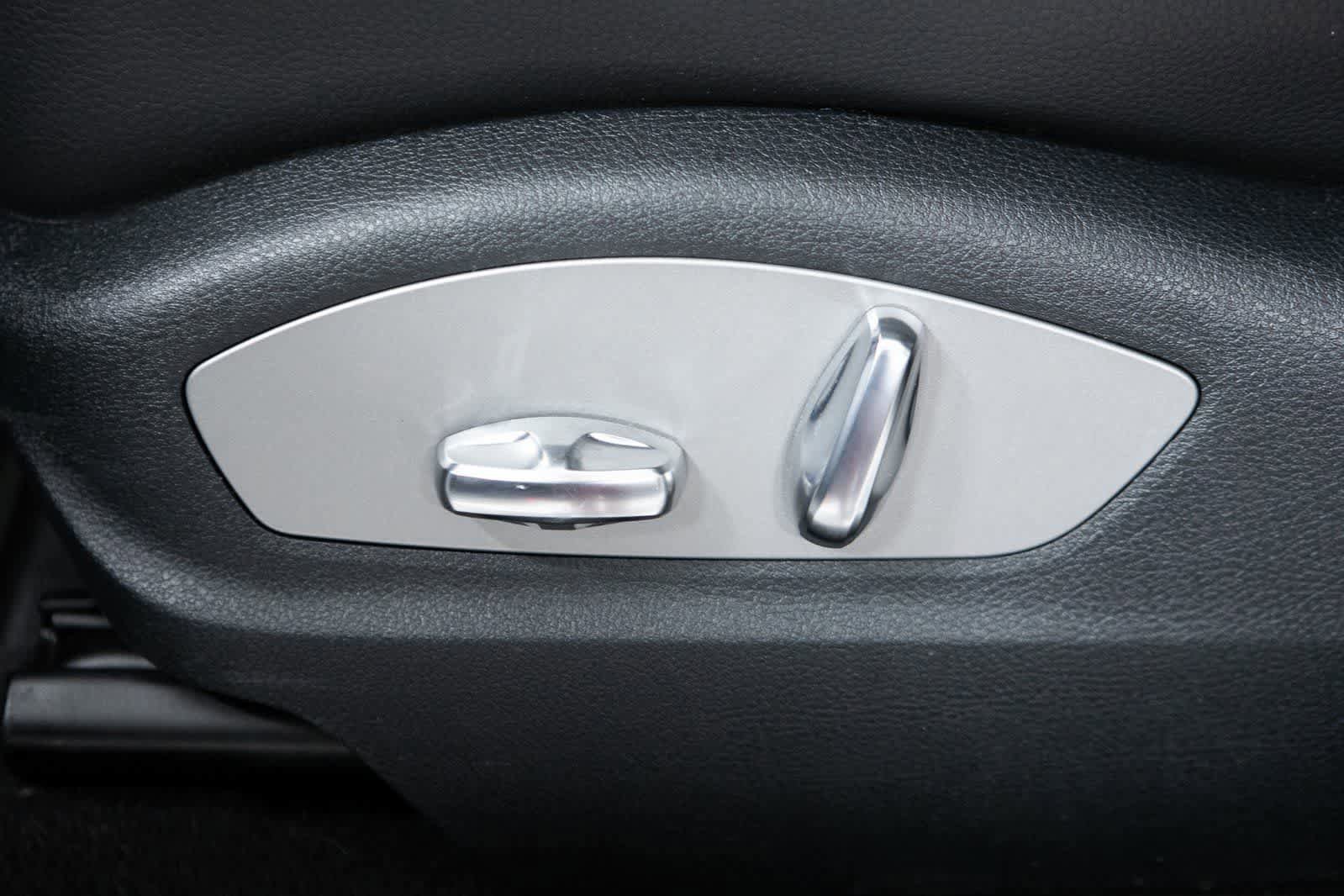 Certified 2023 Porsche Macan image 17