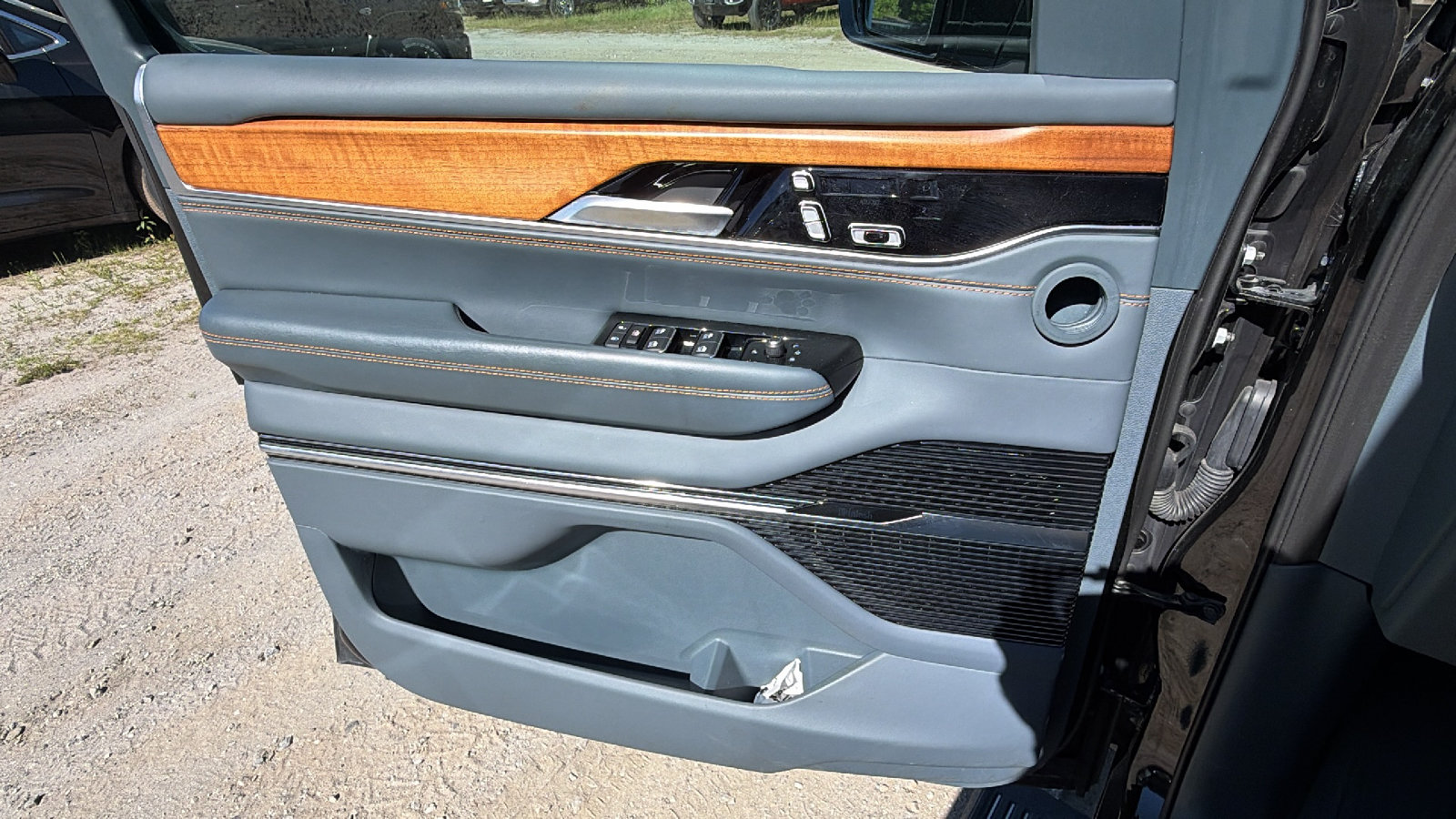 Certified 2024 Jeep Grand Wagoneer Series III w/ Rear Seat Video Group 1 AWD/4WD image 15