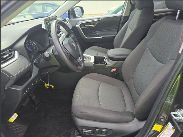 Used 2022 Toyota RAV4 XLE w/ XLE Grade Weather Package AWD/4WD image 4