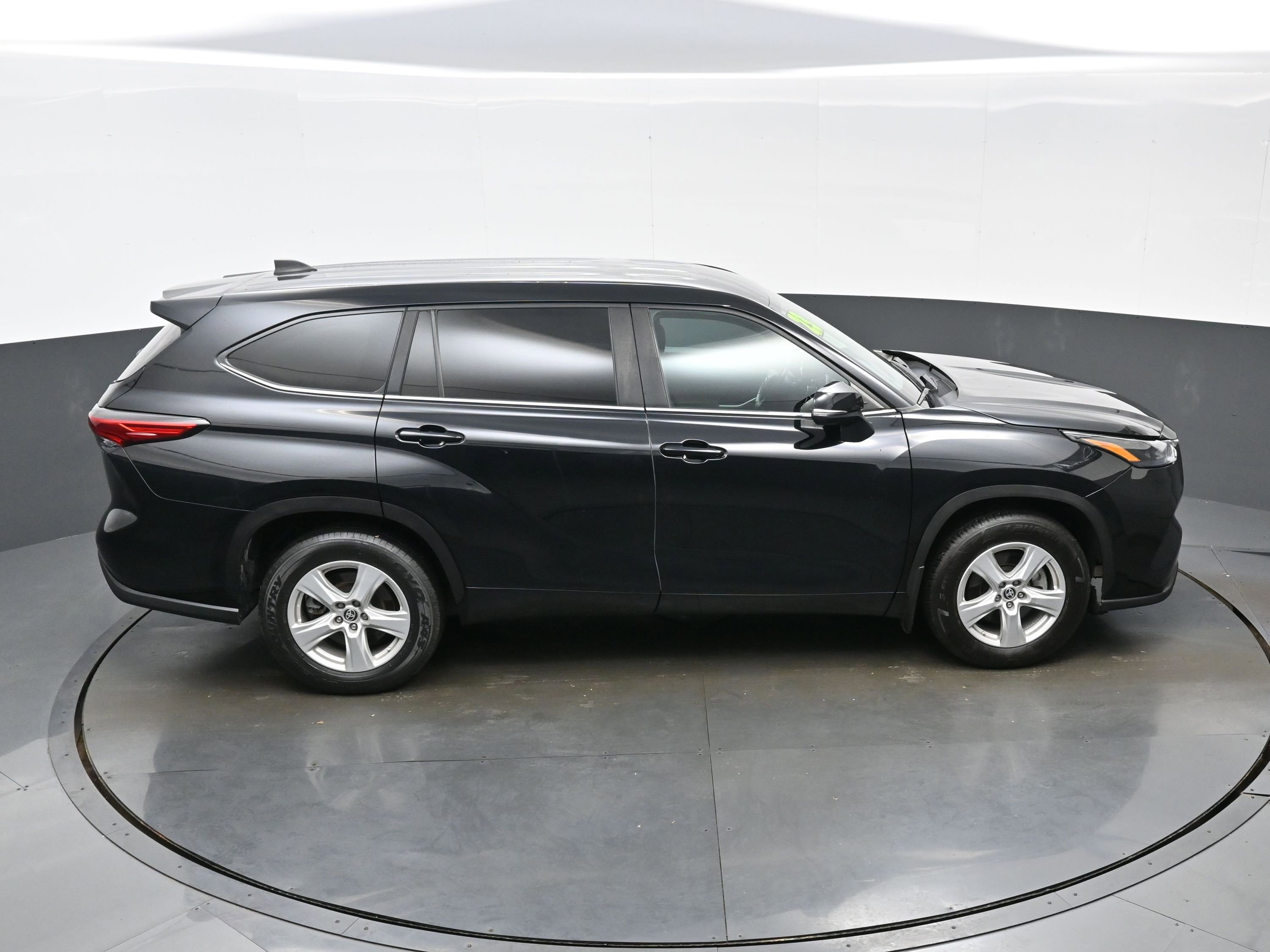 Used 2023 Toyota Highlander LE AWD/4WD image 37
