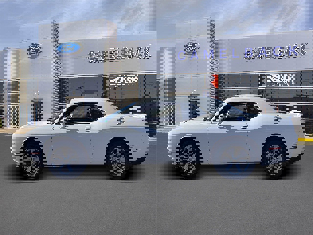 Used 2019 Dodge Challenger SXT image 2