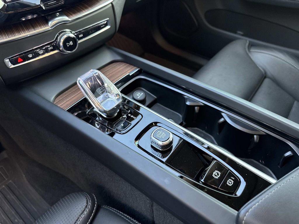 Used 2023 Volvo XC60 B5 Ultimate w/ Protection Package Premier image 26