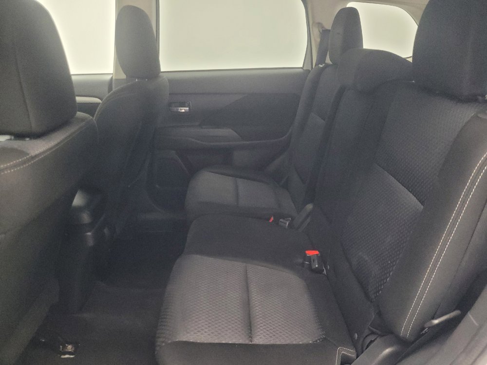 Used 2016 Mitsubishi Outlander SE AWD/4WD image 18