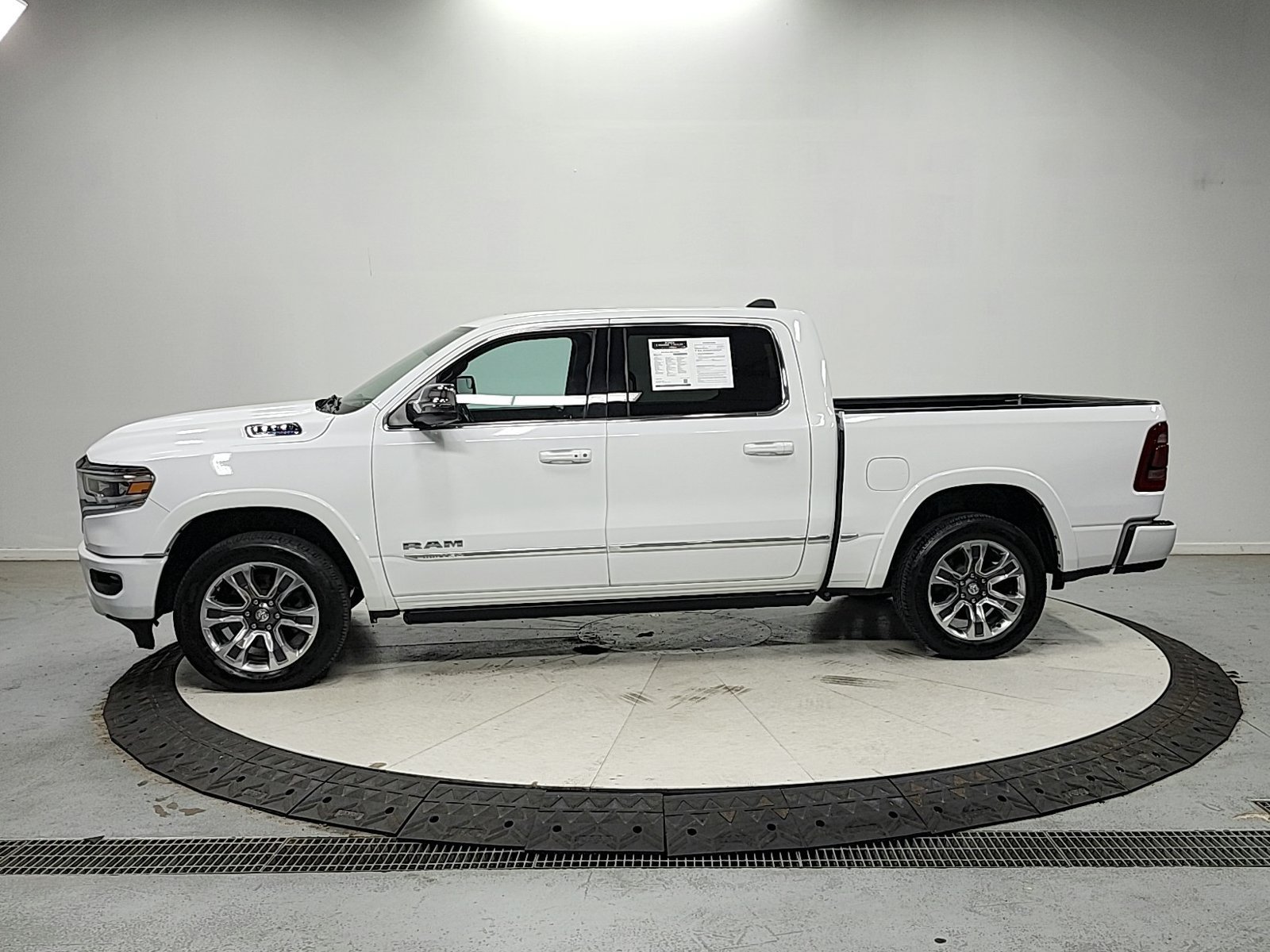 Used 2023 RAM 1500 Limited w/ Body Color Bumper Group AWD/4WD image 10