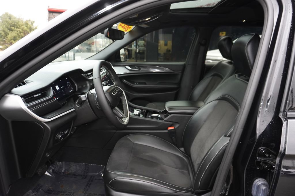 Used 2023 Jeep Grand Cherokee Altitude image 23