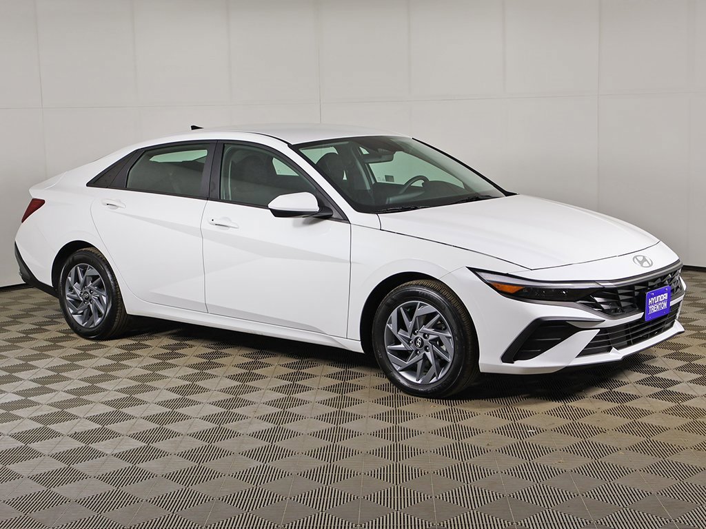 Used 2025 Hyundai Elantra Blue image 40