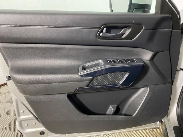 Used 2025 Nissan Pathfinder SV FWD image 12