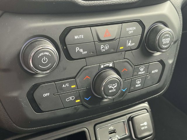 Certified 2021 Jeep Renegade Latitude w/ Luxury Group I FWD image 31